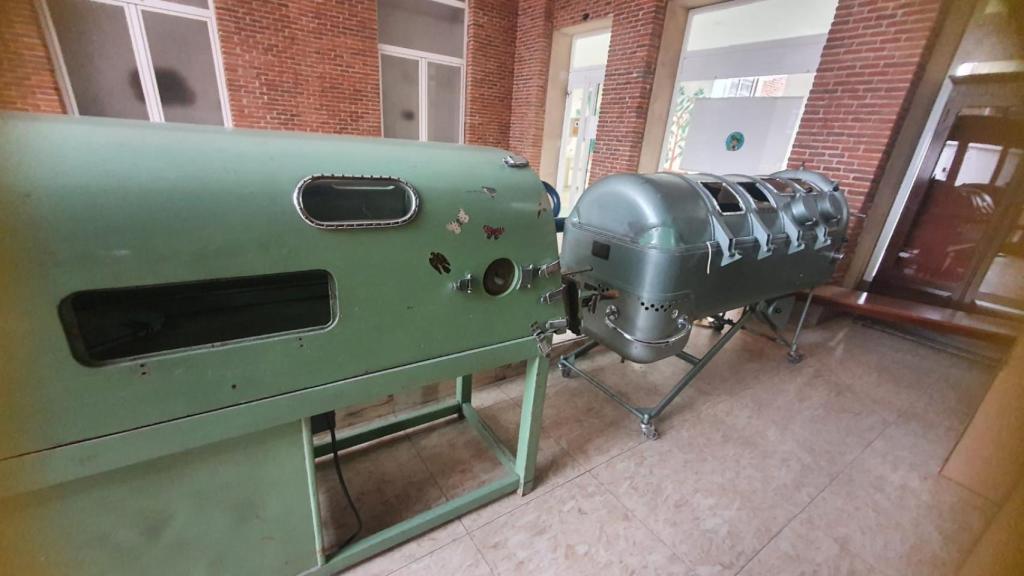 Dos pulmones de acero en exposición en el Hospital Universitario Niño Jesús de Madrid.