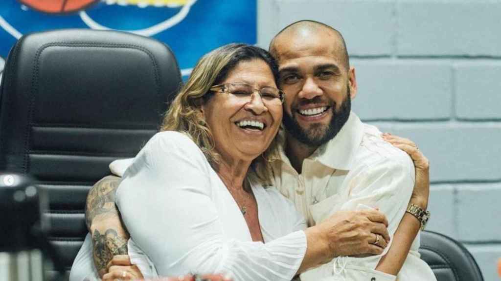 Dani Alves y su madre, en una imagen de redes sociales