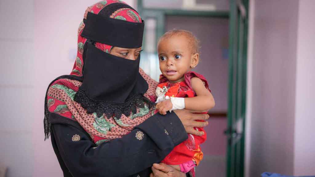 Una madre y su hija de siete meses, fotografiadas en el hospital Al Sadaqa de Adén.