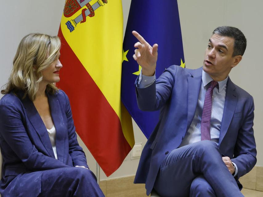 Pilar Alegría y Pedro Sánchez este lunes en Moncloa  durante un encuentro con representantes del sector artístico.