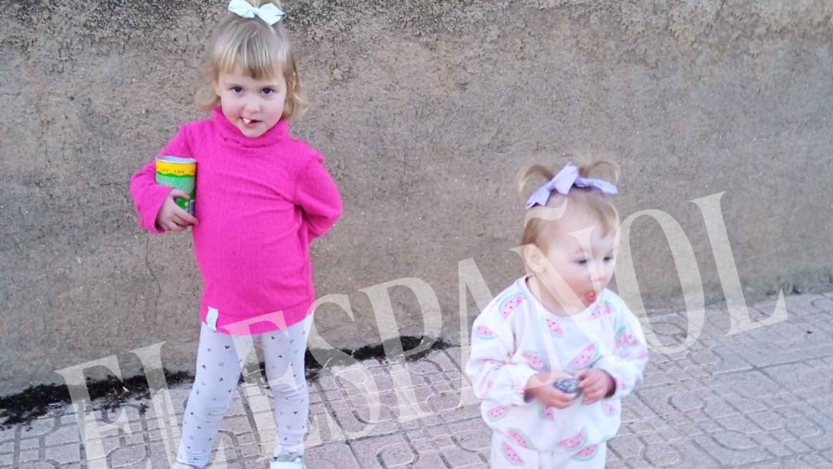 Larisa, de 4 años, junto a su hermana, Elisa, de 2 años, en una calle de Abla, en una imagen cedida por su madre, Alina Florentina Secui.