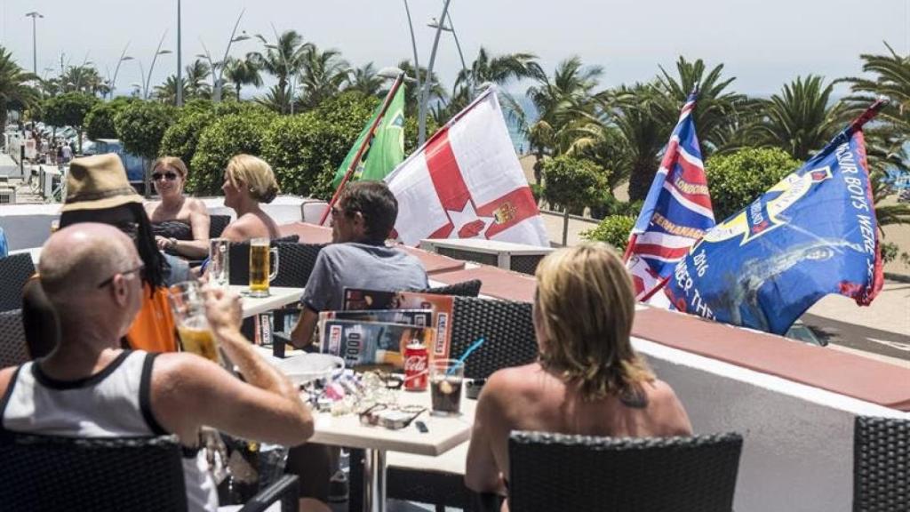 Ciudadanos extranjeros en una terraza.
