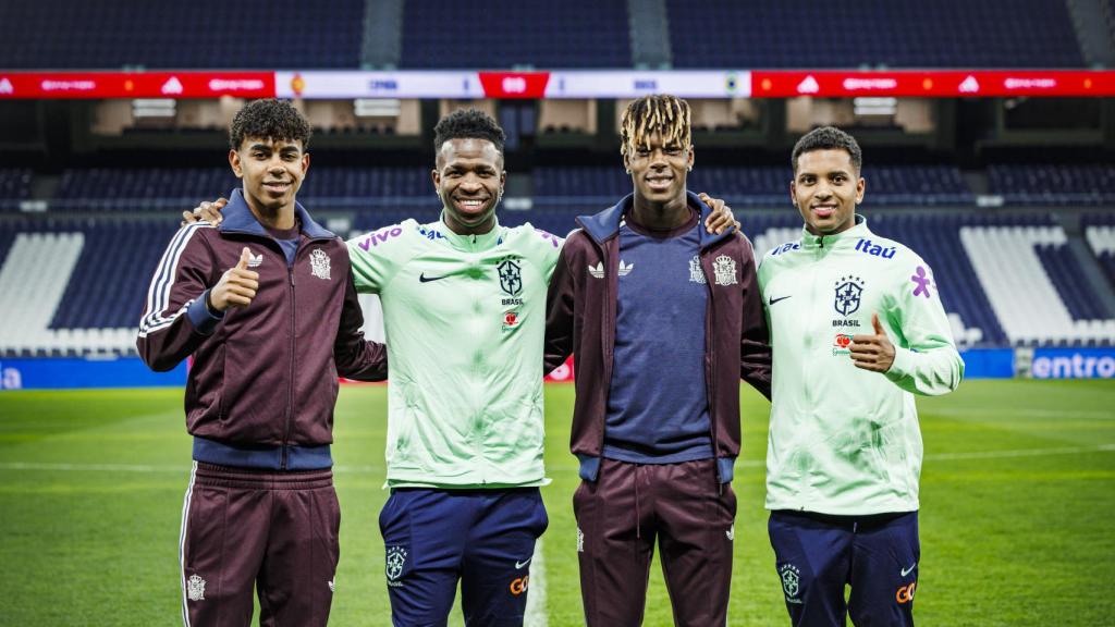 Lamine Yamal, Vinicius, Nico Williams y Rodrygo posan antes del partido.