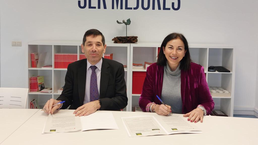 Paco Hevia, director Corporativo de Galletas Gullón; y Ana María Pérez del Río, presidenta provincial de Cruz Roja