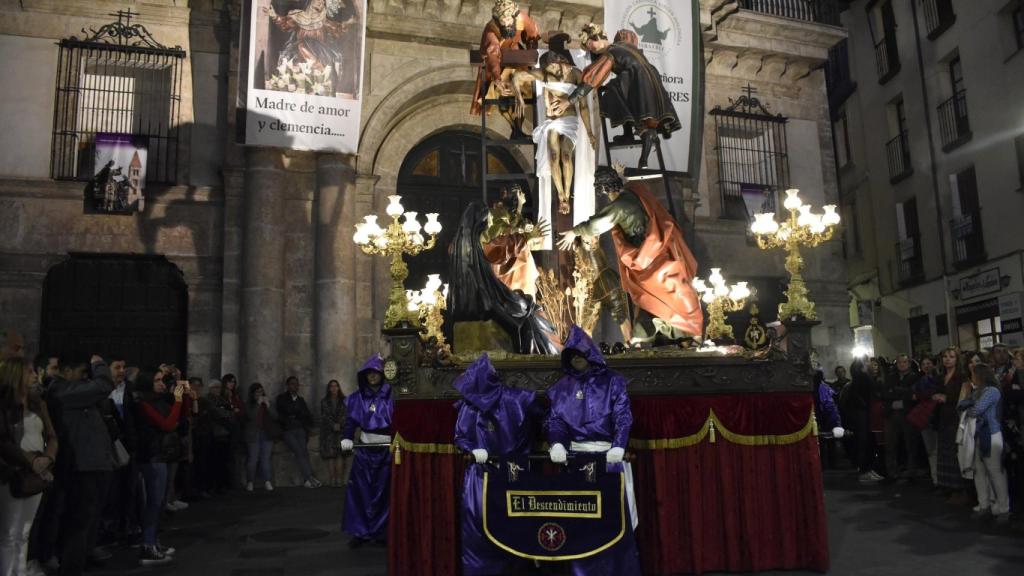 La procesión de El Descendimiento por las calles de Valladolid