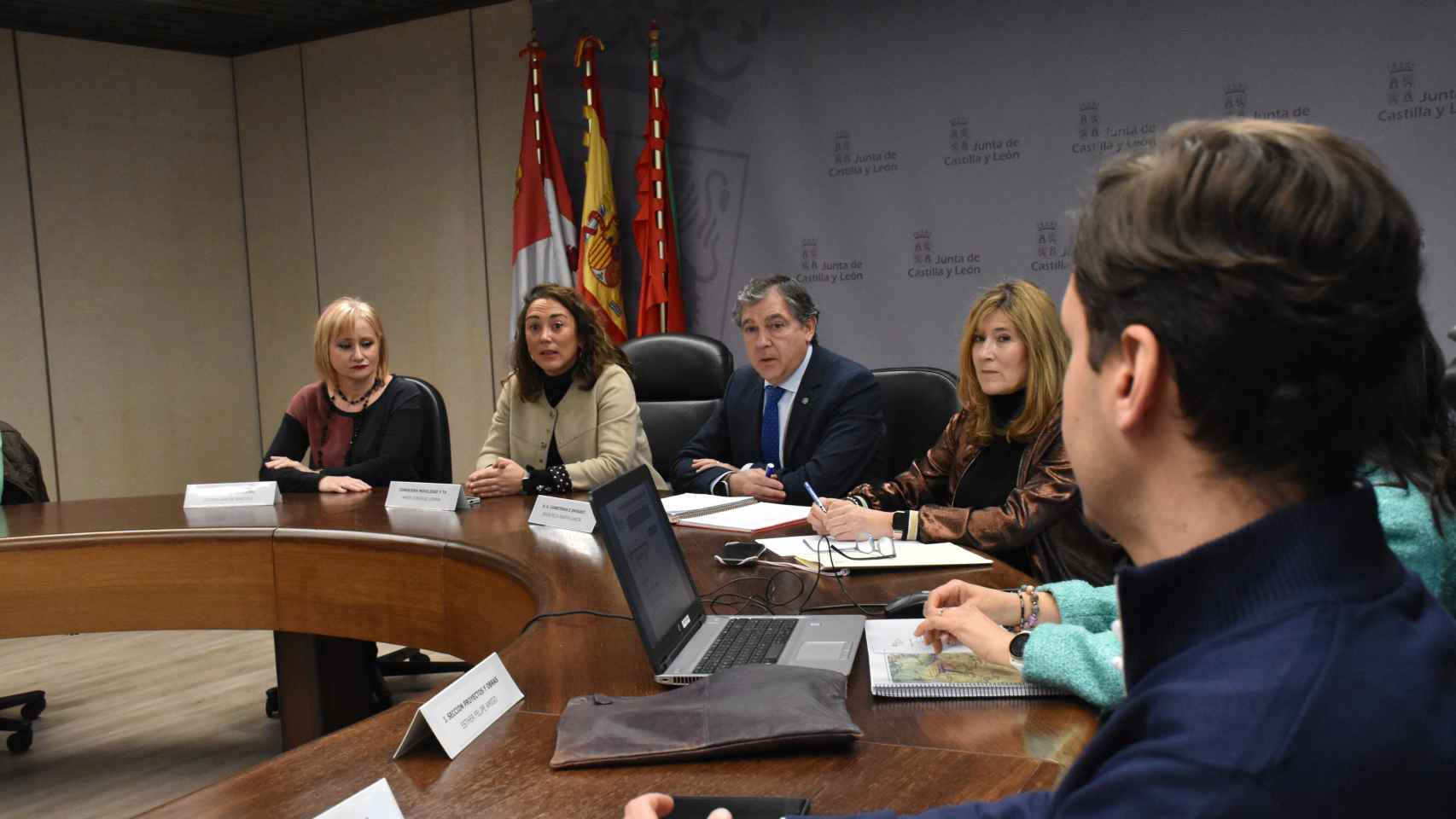 La consejera de Movilidad y Transformación Digital, María González Corral, con los alcaldes de Quintanilla del Olmo, Prado, Villanueva del Campo y Villalpando
