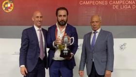 Luis Rubiales y Víctor de Aldama, que sostiene en sus manos el trofeo de campeones de la Liga 18-19