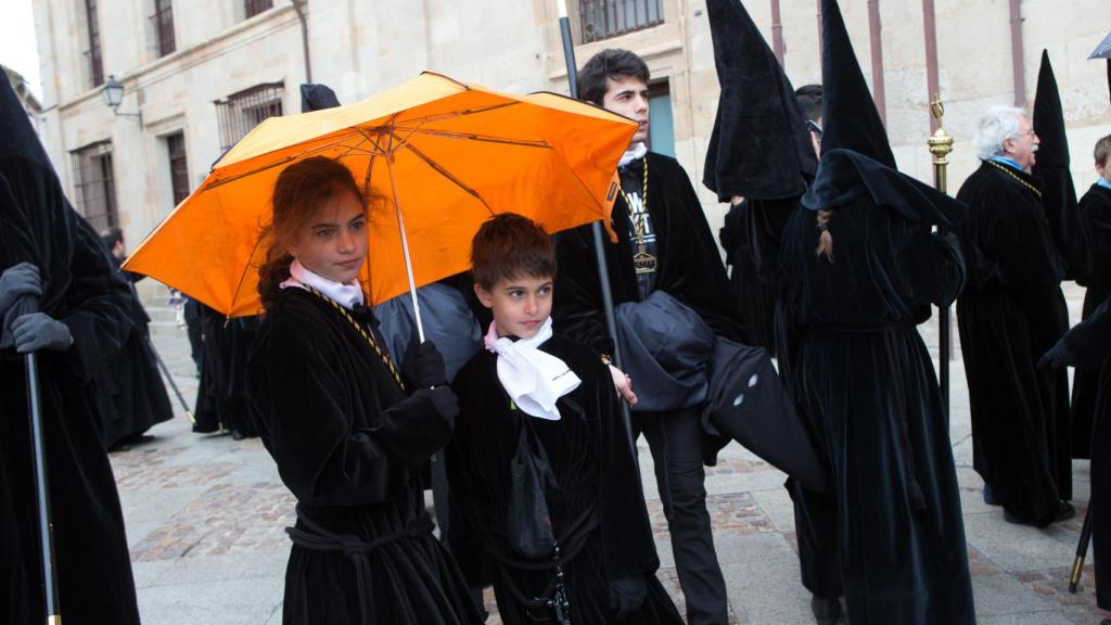 La lluvia obliga a suspender la procesión de la Real Cofradía del Santo Entierro en 2018