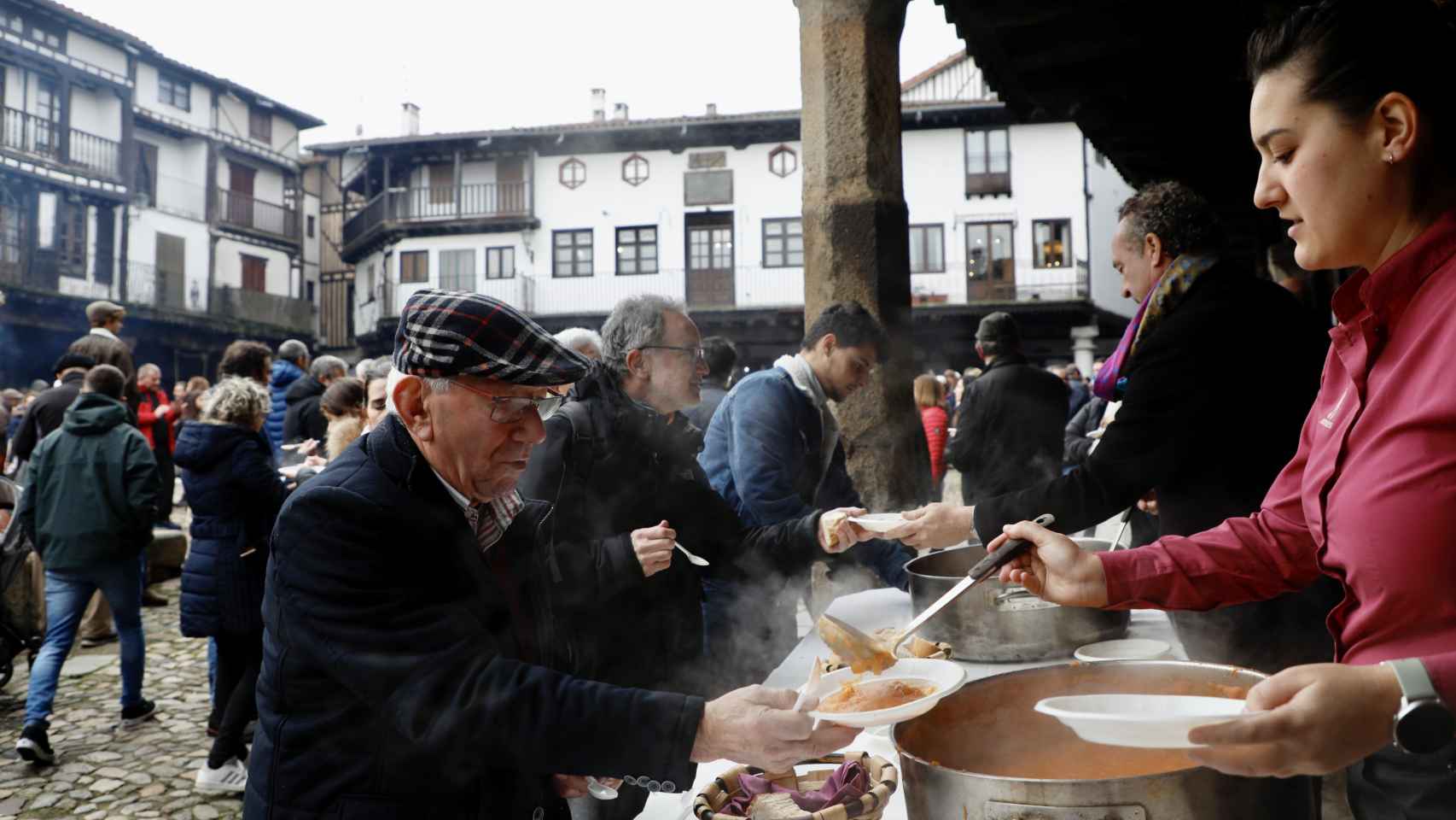 Un vecino degustando los platos tradicionales de la localidad salmantina de La Alberca