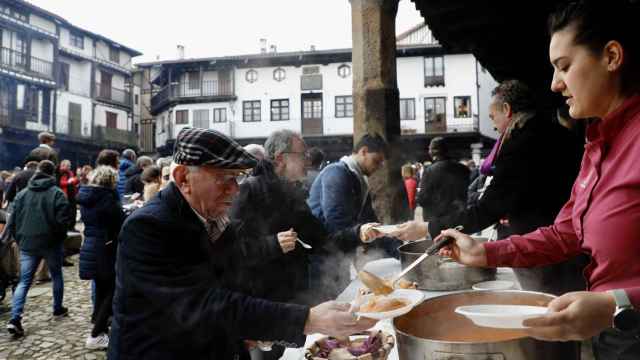 Un vecino degustando los platos tradicionales de la localidad salmantina de La Alberca