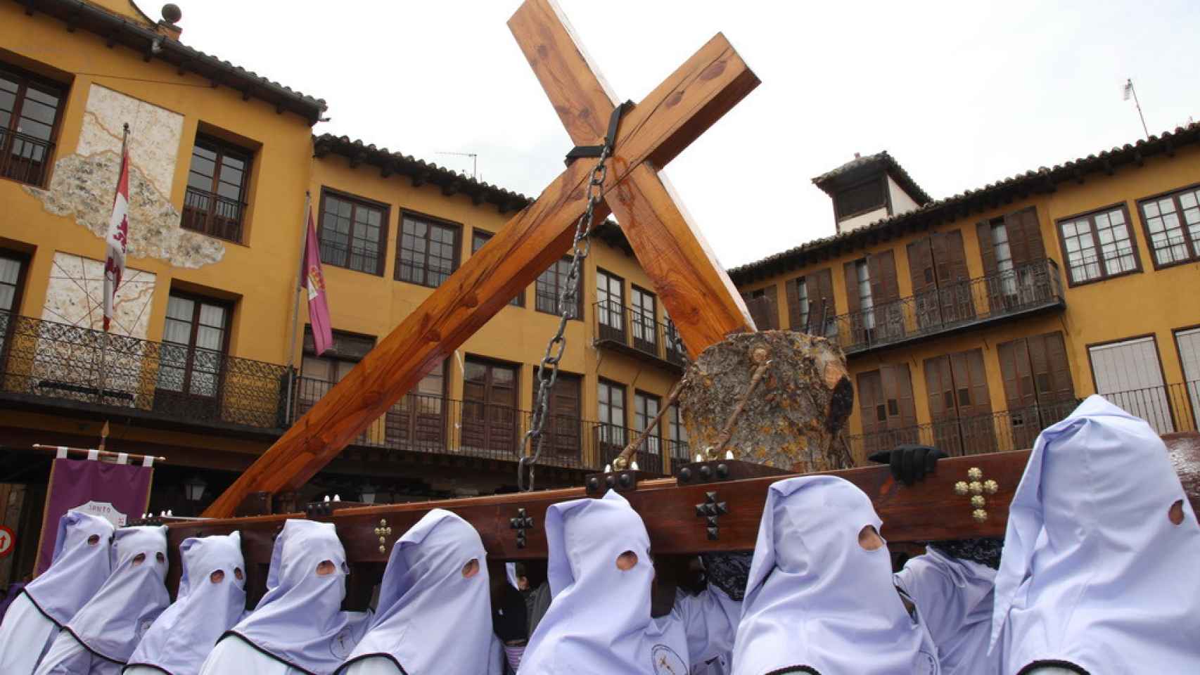 Una de las procesiones de la Semana Santa de Tordesillas, declarada Fiesta de Interés Turístico Regional