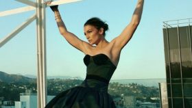 Jennifer Lopez en la portada del disco de vinilo de 'This is me... now'.