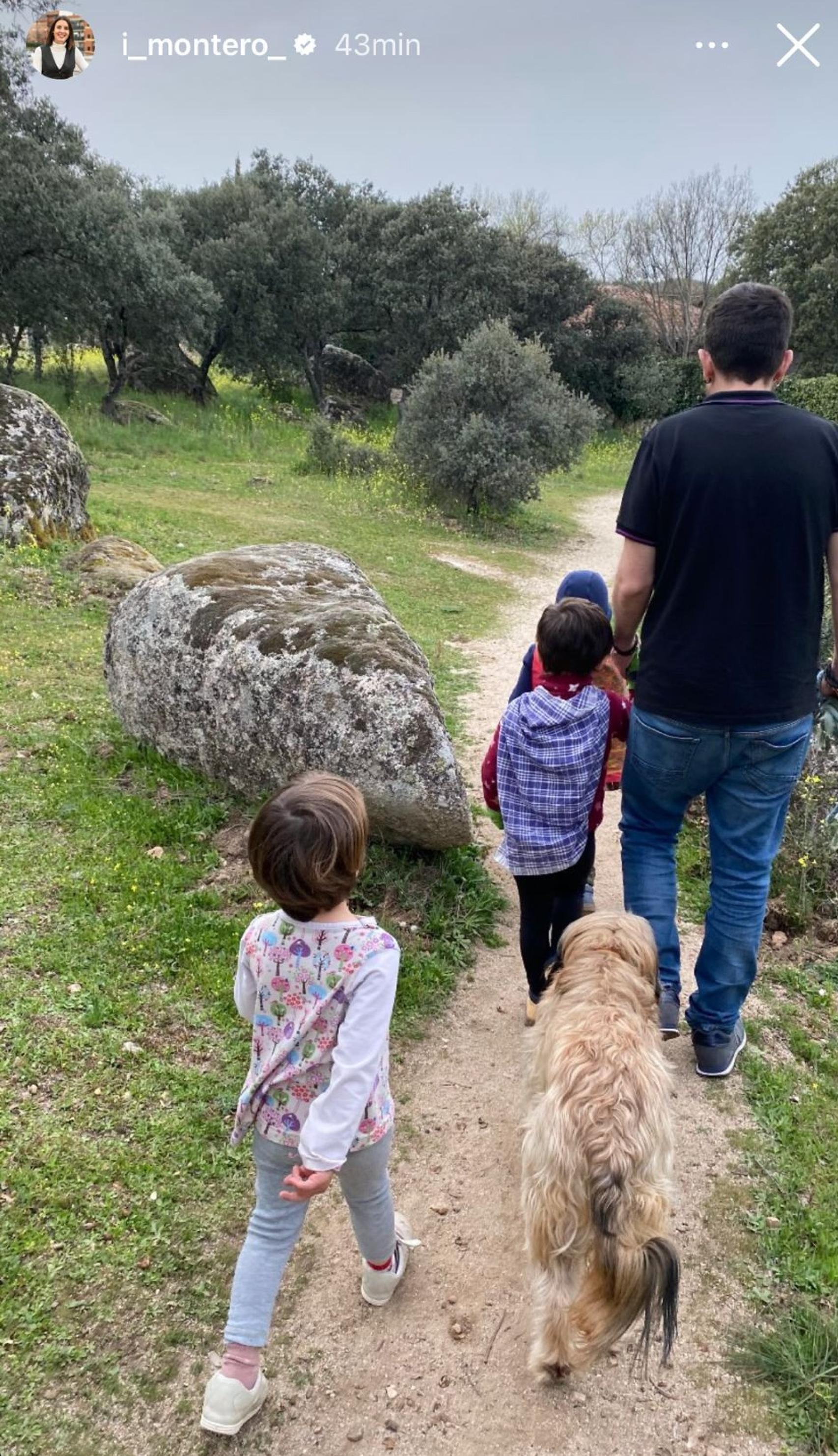 Pablo Iglesias junto a sus  tres hijos. Imagen publicada por Irene Montero.