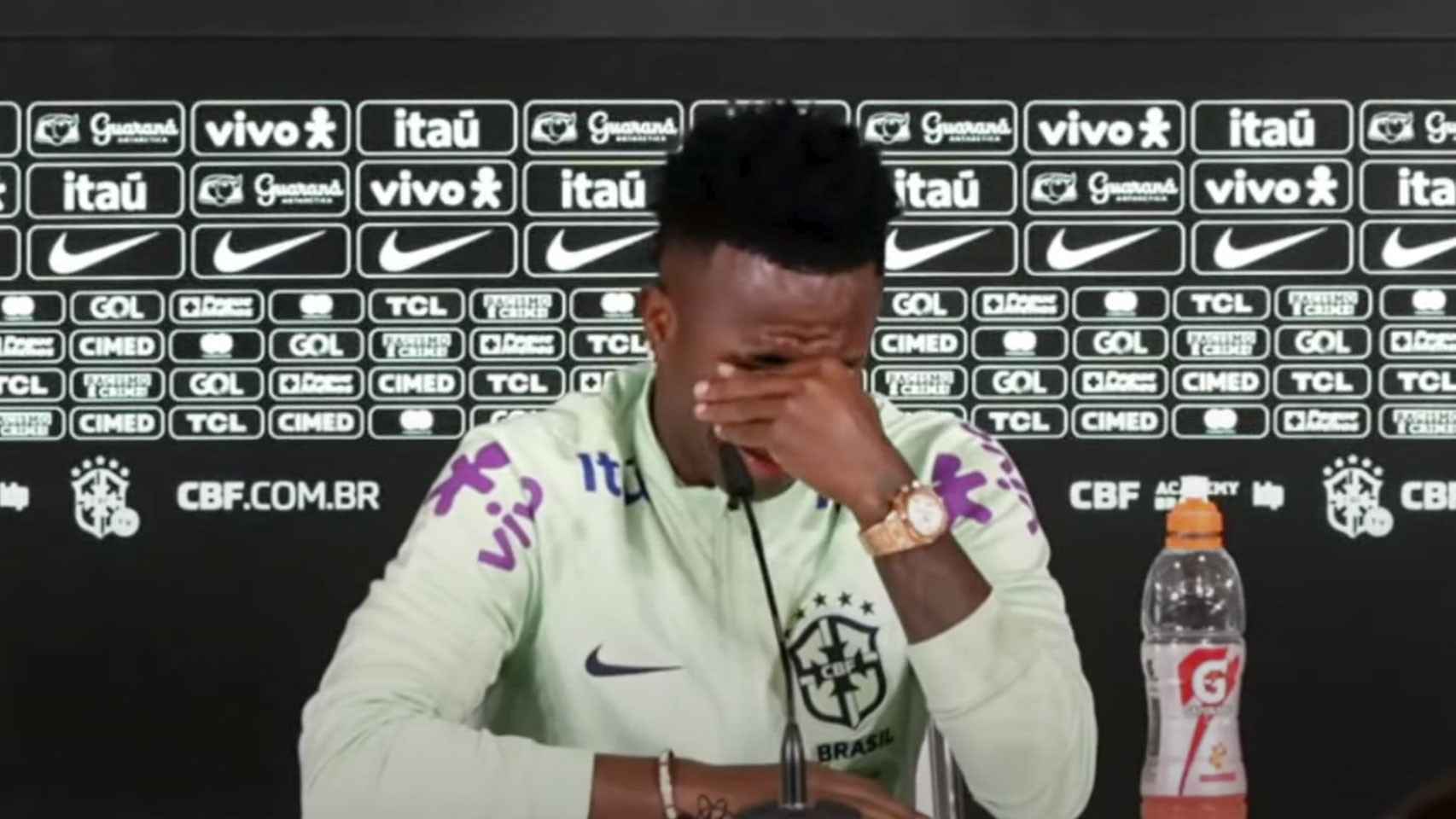 Vinicius rompe a llorar en plena rueda de prensa con Brasil