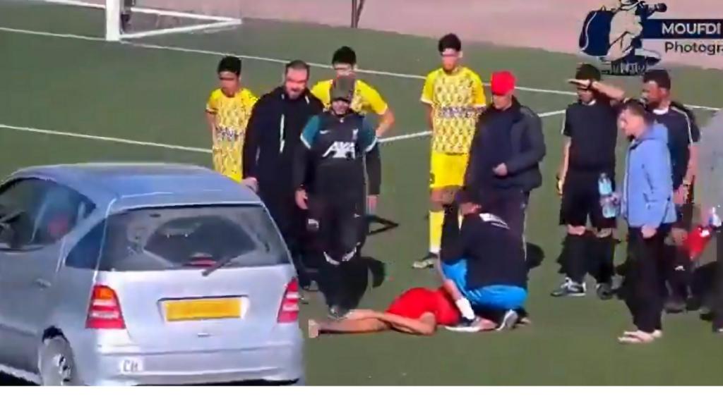 El equipo técnico trata de reanimar al futbolista.