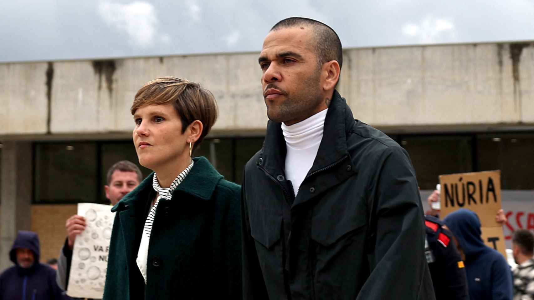 Dani Alves, a su salida de prisión junto a su abogada Inés Guardiola.