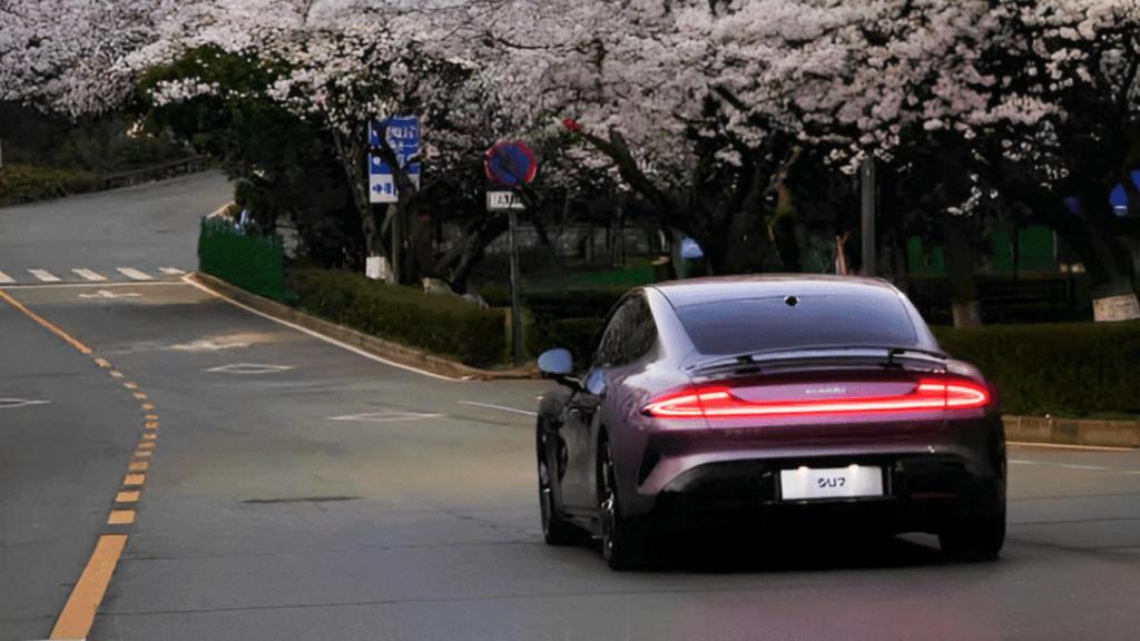 El Xiaomi SU7 en su nuevo color púrpura metálico