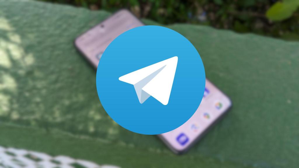 Fotomontaje del icono de Telegram sobre un móvil.