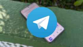 Icono de la app de Telegram sobre un móvil