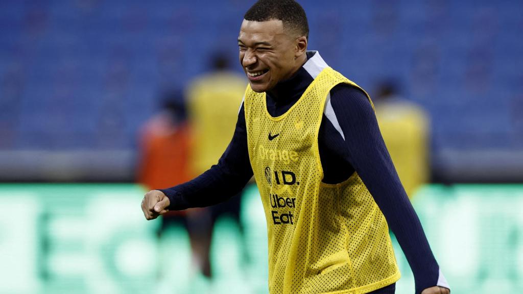 Kylian Mbappé se ríe durante un entrenamiento.