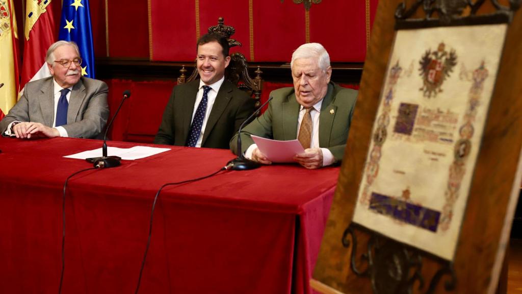 Donación del pergamino. Foto: Ayuntamiento de Toledo.