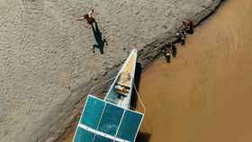Niños de la comunidad de Sharamentsa se bañan en el río Pastaza cerca del barco eléctrico solar Tapiatpia.