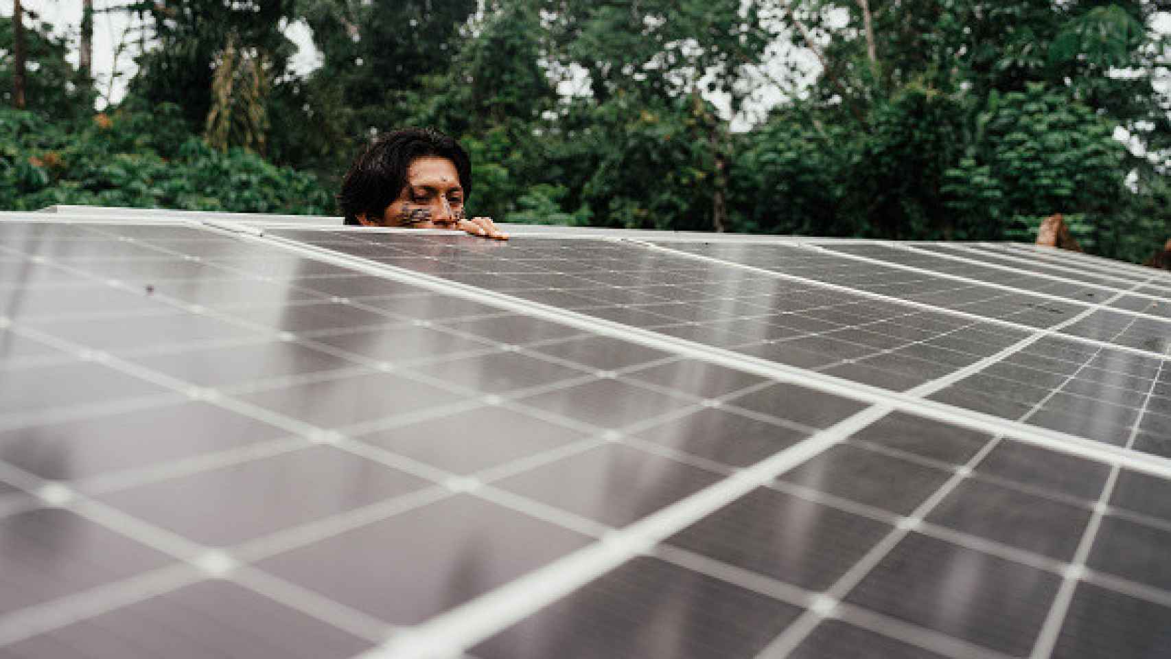 Un electricista observa algunos de los paneles que componen el huerto solar de Wichimi y que ayudan a recargar el barco eléctrico Wampi. Wichimi.
