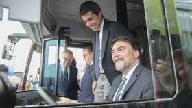 El presidente de la Generalitat, Carlos Mazón, y el alcalde de Alicante, Luis Barcala, en uno de los nuevos autobuses.