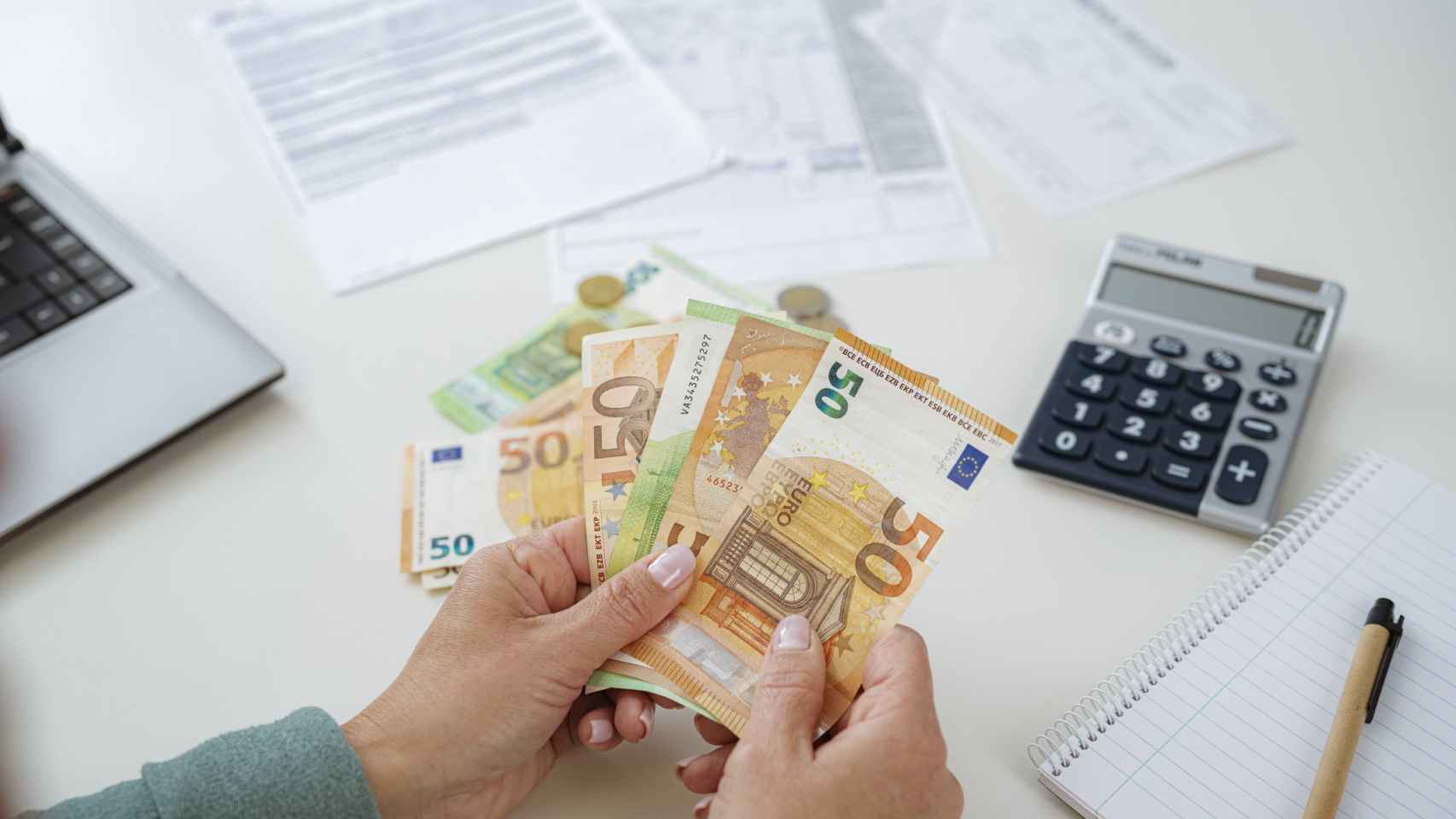 Hacienda anuncia reembolsos de 400 a 900 euros para ciertos trabajadores.