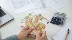 Hacienda anuncia reembolsos de 400 a 900 euros para ciertos trabajadores.