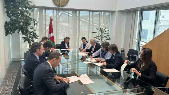 Un momento durante la firma del convenio entre la cooperativa y el Departamento de Salud del Gobierno vasco.