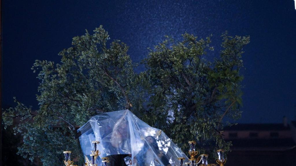 Una de las imágenes que procesionaron este Domingo de Ramos en Málaga, cubierta con un plástico.