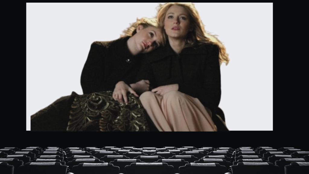 Portada de una sala de cine proyectando una escena de 'Gossip Girl'