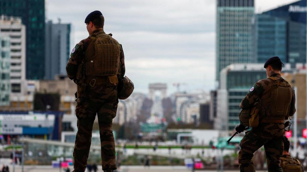 Soldados franceses patrullan en la explanada de la Defense, cerca de París.