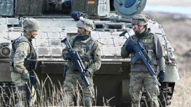 Soldados de contingentes de la OTAN hacen maniobras.