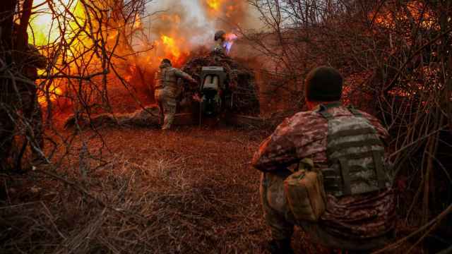 Un soldado ucraniano dispara un obús D-30 hacia las tropas rusas en una posición en la línea del frente en la región de Jersón..