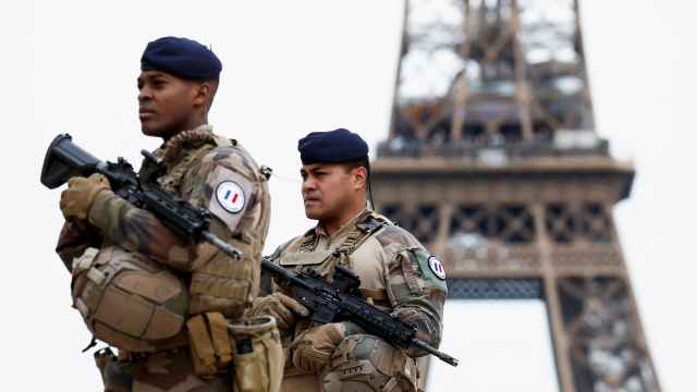 Dos soldados franceses patrullan en la plaza del Trocadero en París, el 25 de marzo de 2024.