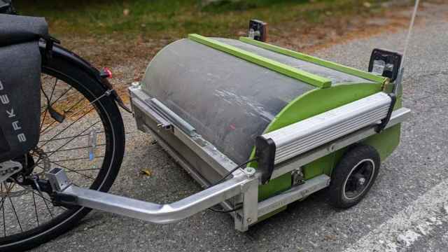 Uno de los prototipos de remolque que limpia los carriles bici