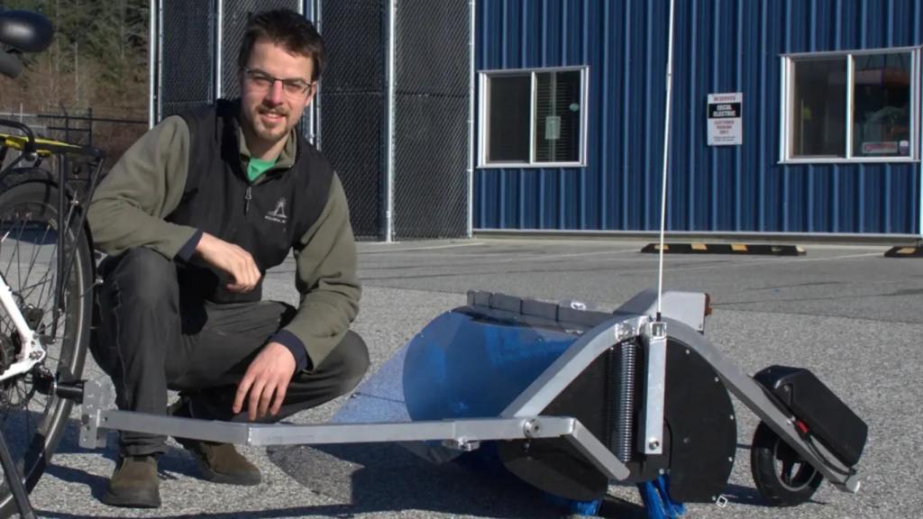 Cedric Eveleigh junto a uno de los prototipos