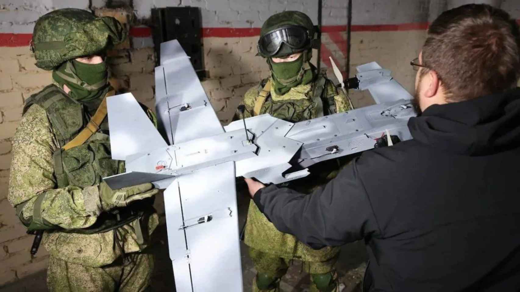 Soldados rusos recibiendo un UAV similar al descubierto por oficiales ucranianos