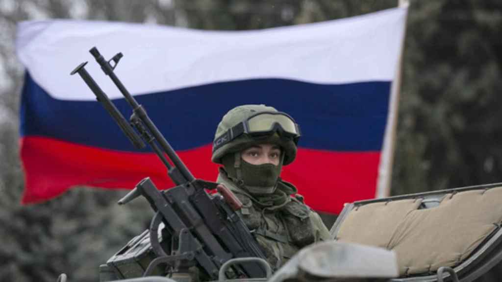 Un soldado ruso, en Balaklava, durante la invasión rusa de Crimea en 2014.