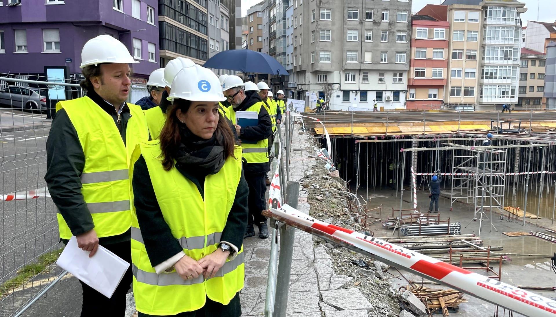 La alcaldesa de A Coruña, Inés Rey, visitó las obras este lunes (Foto: Quincemil)