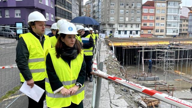 La alcaldesa de A Coruña, Inés Rey, en una visita a las obras del mercado de Monte Alto en marzo de 2024 (Foto: Quincemil)