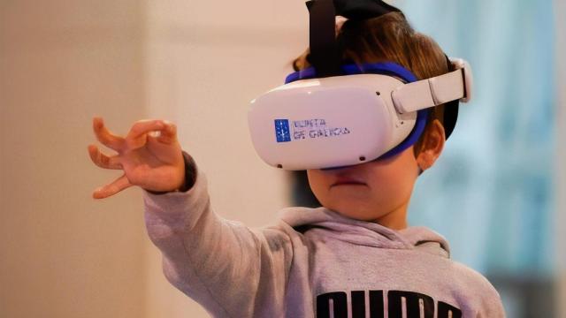 Niño con las gafas de realidad virtual en Galiverso