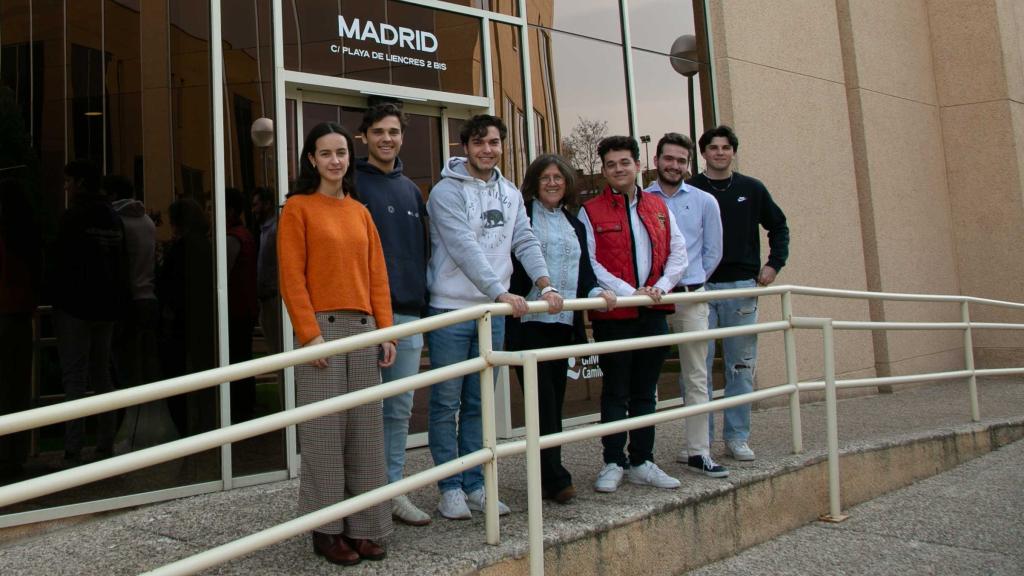 De izquierda a derecha, Claudia Reyero, David García, Javier Coque, Mar Angulo, Alexis Gómez, Álvaro Martínez y Jorge Tesch.