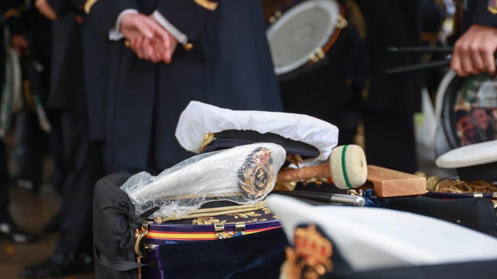 Enseres de una banda en la jornada de este Lunes Santo.