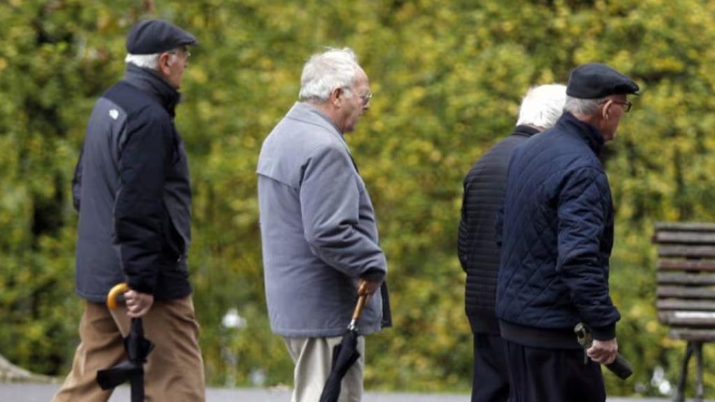 Imagen de archivo de jubilados paseando.