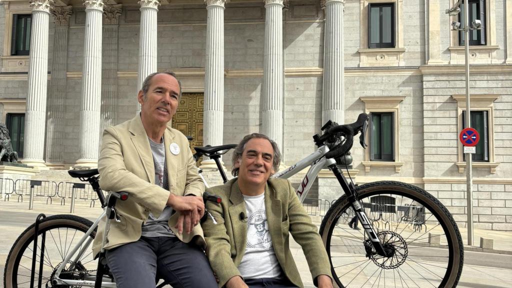 Jaime Lafita, impulsor de DalecandELA, con Gabica, su compañero de tandem en el reto en Death Valley.
