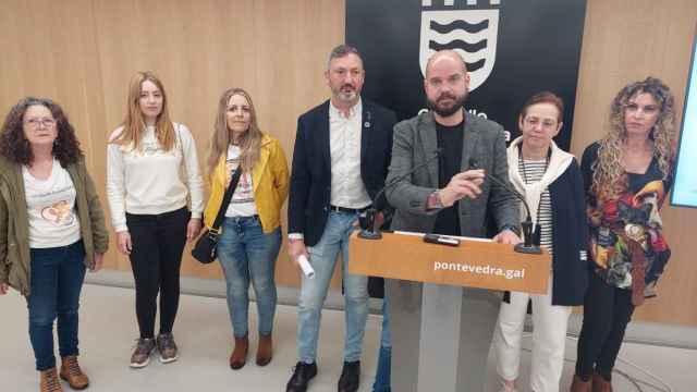 Iván Puentes, del PSOE de Pontevedra, junto a sus compañeros de formación.