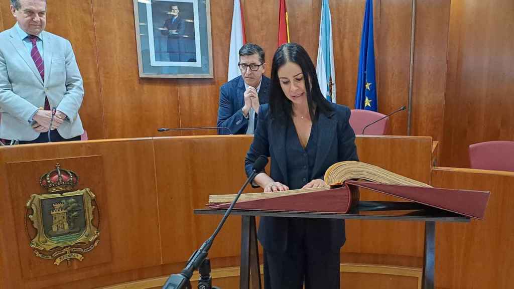 Patricia García toma posesión como concejala en Vigo.